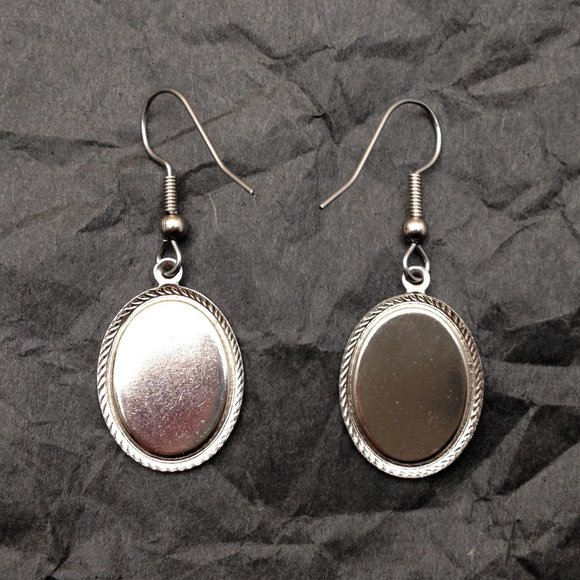 Cute Tabby Cat Novelty Oval Charm Silver Tone Dangle Drop Earrings - Picture 3 of 3